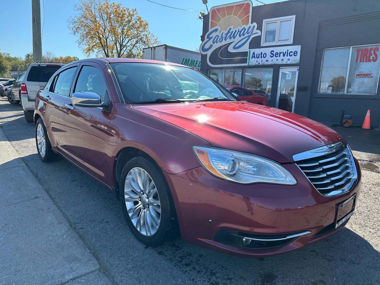 2013 Chrysler 200 Limited Photo1