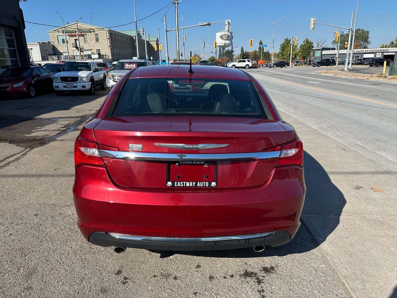 2013 Chrysler 200 Limited Photo4