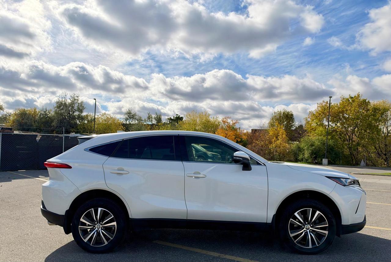 2022 Toyota Venza LE Photo4