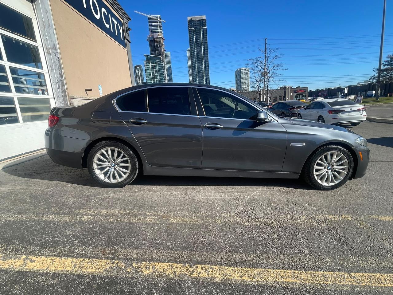 2015 BMW 5 Series 528i xDrive | CLEAN CARFAX | NO CLAIMS | Photo