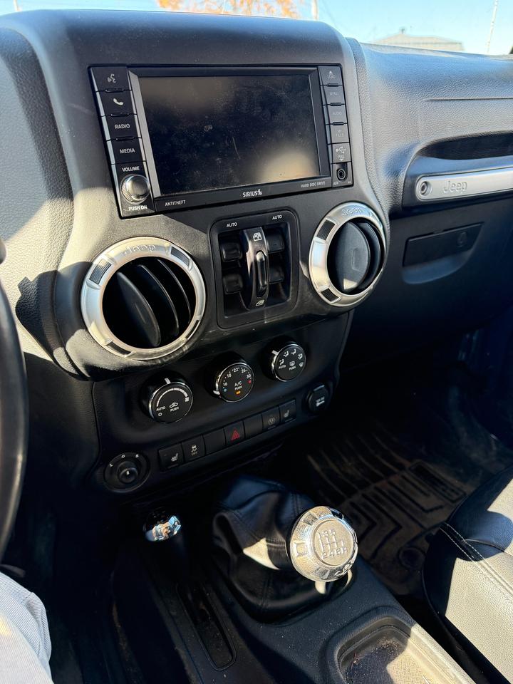 2017 Jeep Wrangler 4WD 4DR SAHARA Photo