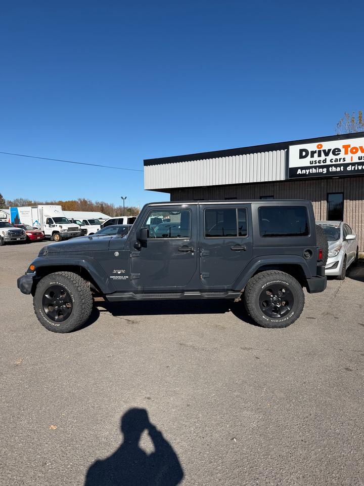 2017 Jeep Wrangler 4WD 4DR SAHARA Photo1