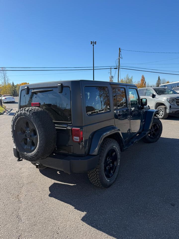 2017 Jeep Wrangler 4WD 4DR SAHARA Photo4