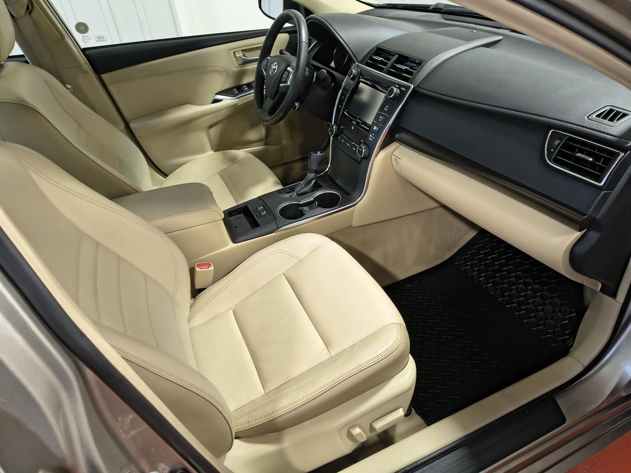 2017 Toyota Camry XLE Photo0