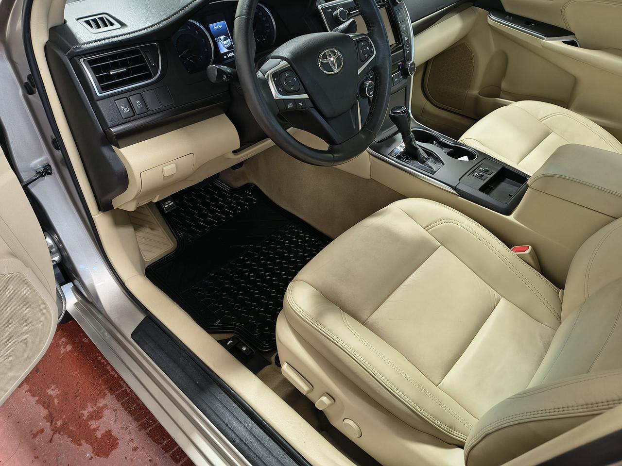 2017 Toyota Camry XLE Photo0