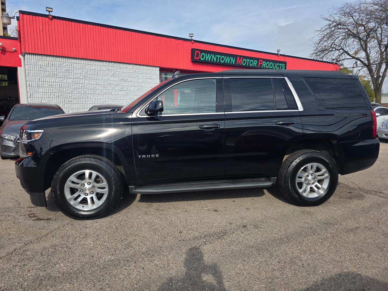 2017 Chevrolet Tahoe 4WD Photo2