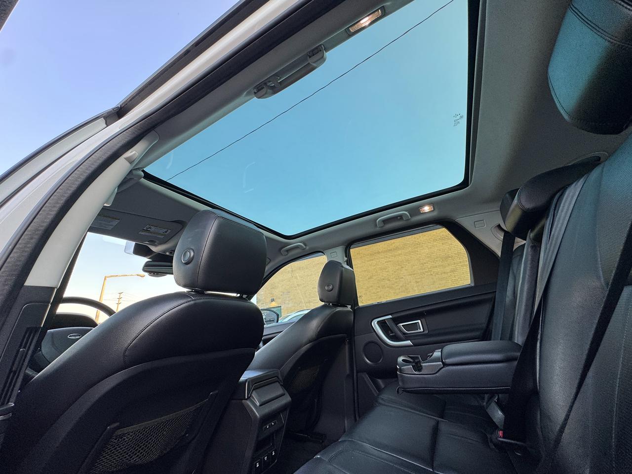 2017 Land Rover Discovery Sport 4WD HSE+7 Passenger+ApplePlay+COOLED Leather+Roof Photo2
