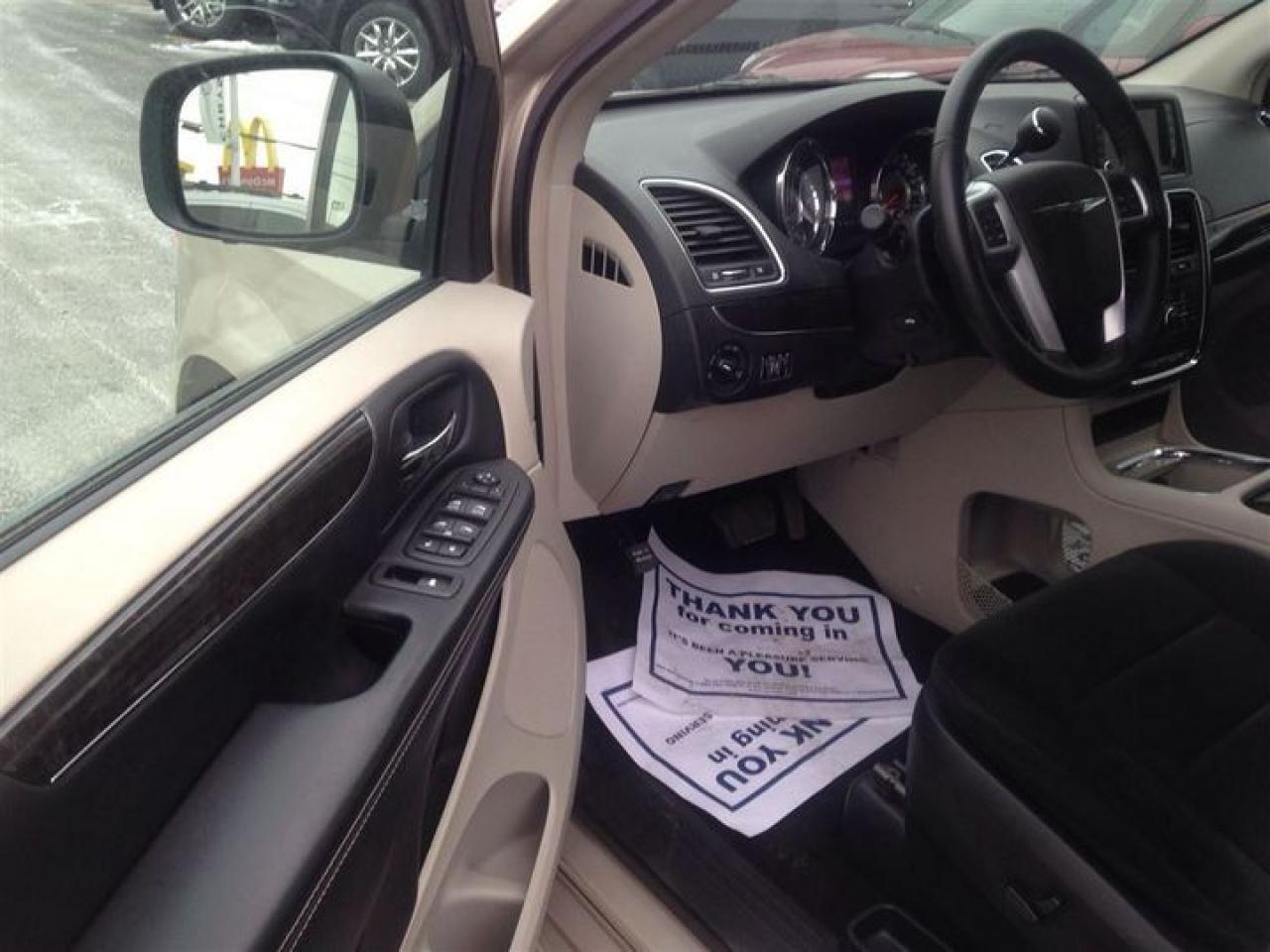 2013 Chrysler Town & Country TOURING Photo3