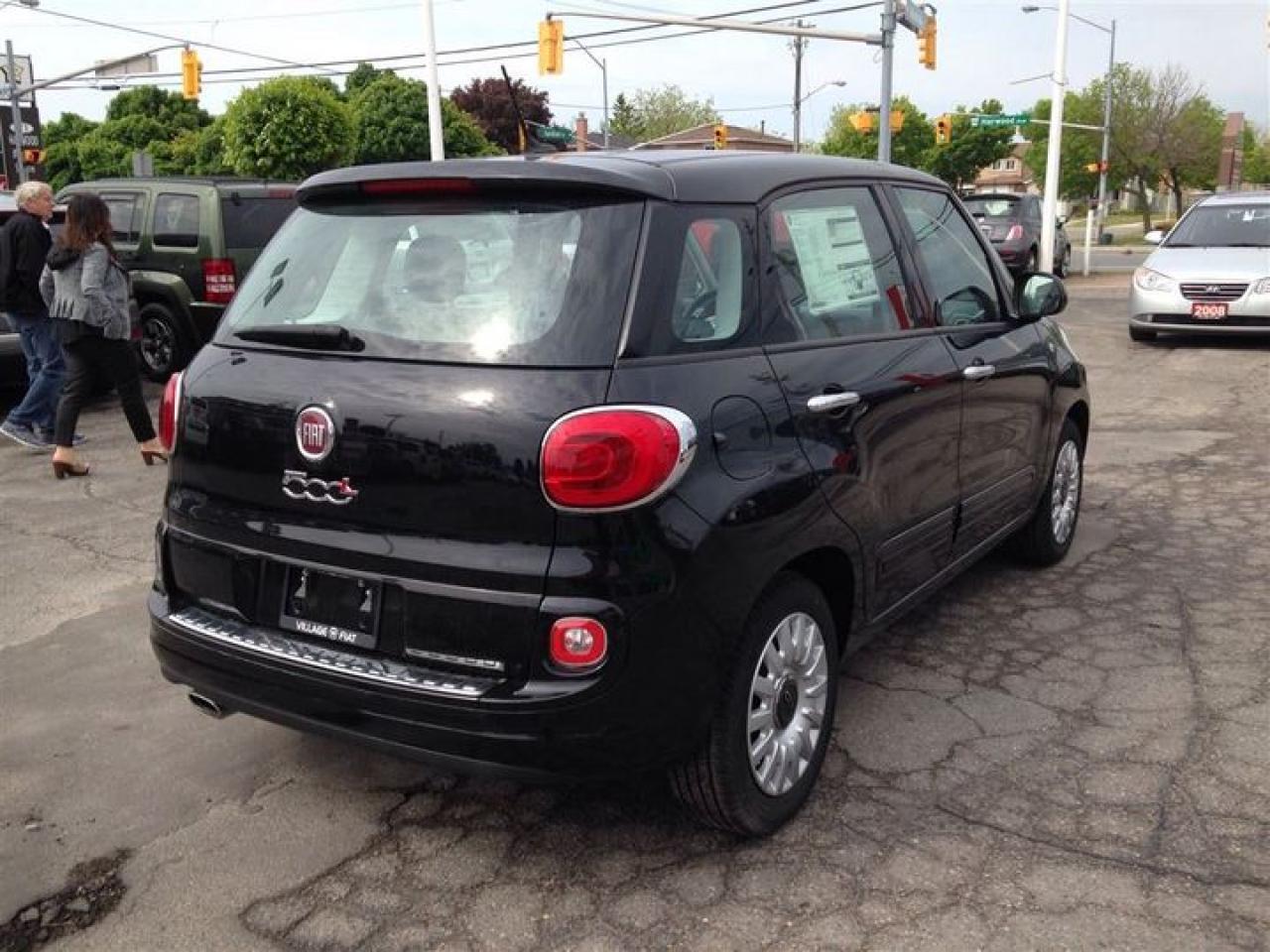 2014 Fiat 500 L Pop ***PANORAMIC MOONROOF***CARGO SHELF*** Photo2