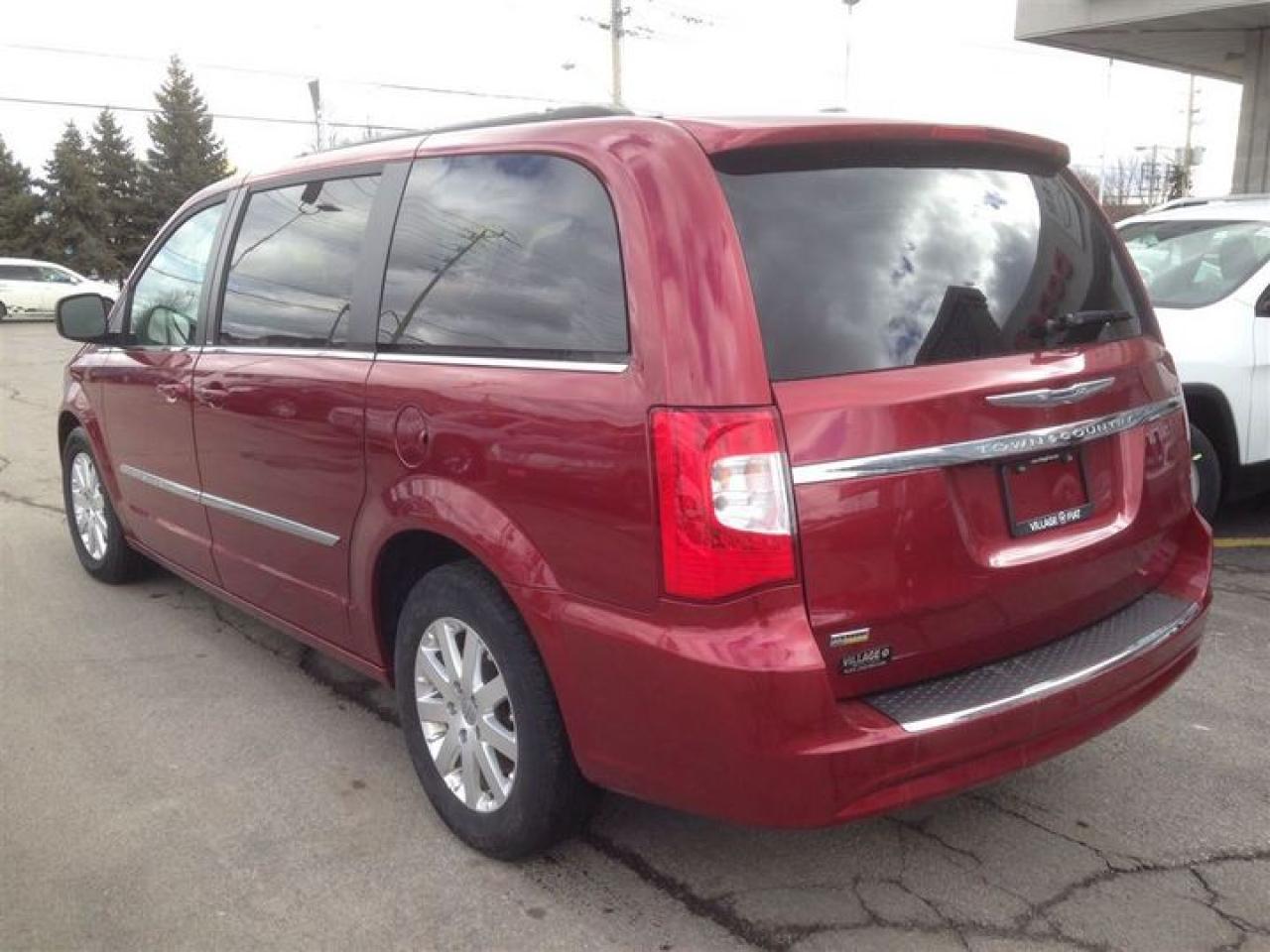 2014 Chrysler Town & Country TOURING DVD,REMOTE STARTER,PWR SLIDING DOORS & LIF Photo2