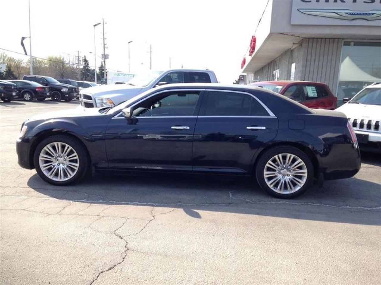 2011 Chrysler 300C Base Photo3