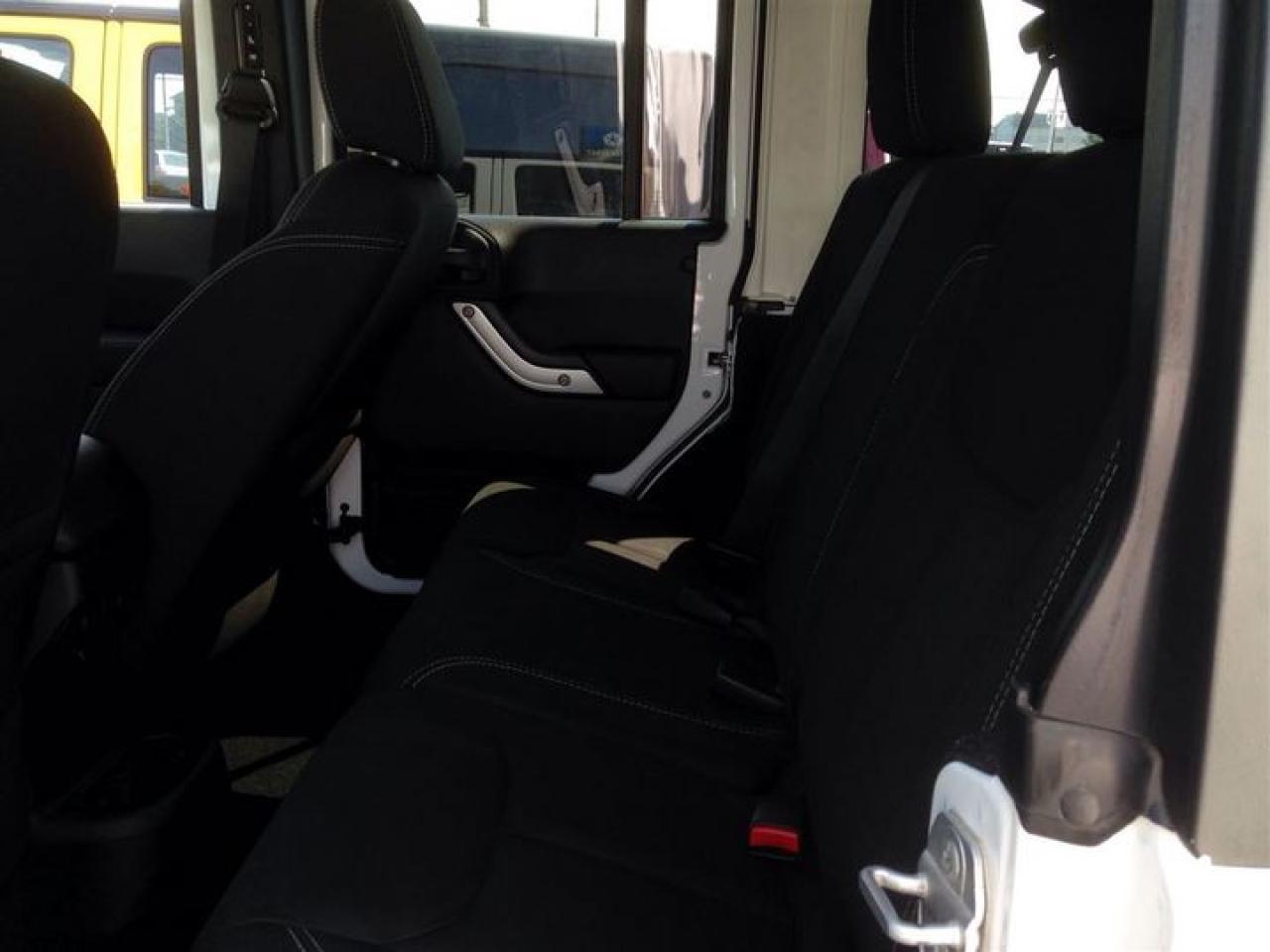 2014 Jeep Wrangler Unlimited Sahara Photo2