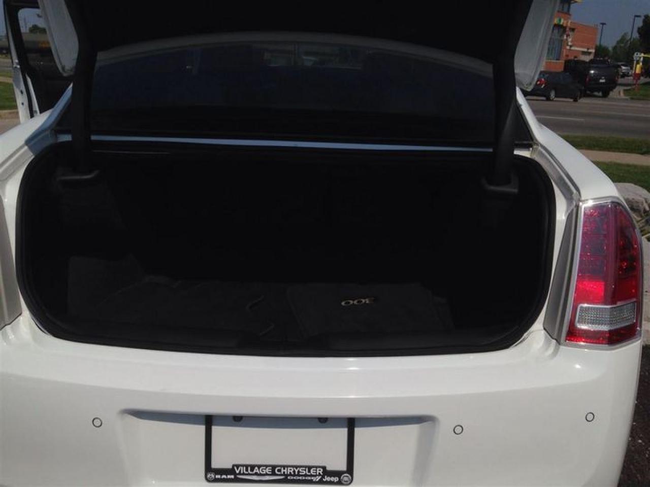 2012 Chrysler 300 SRT8 Photo3