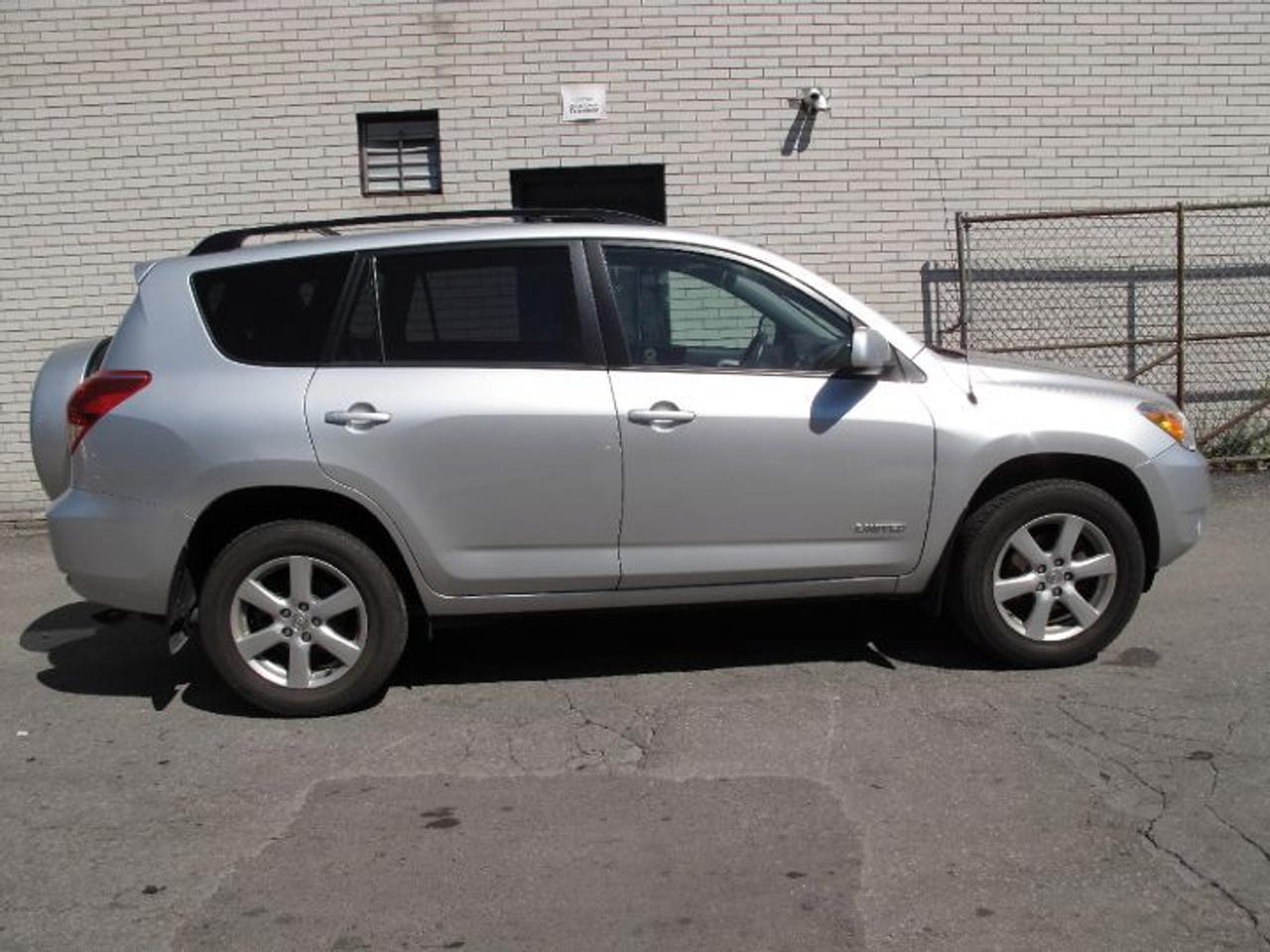 2006 Toyota RAV4 Limited 7 PASSENGER Photo