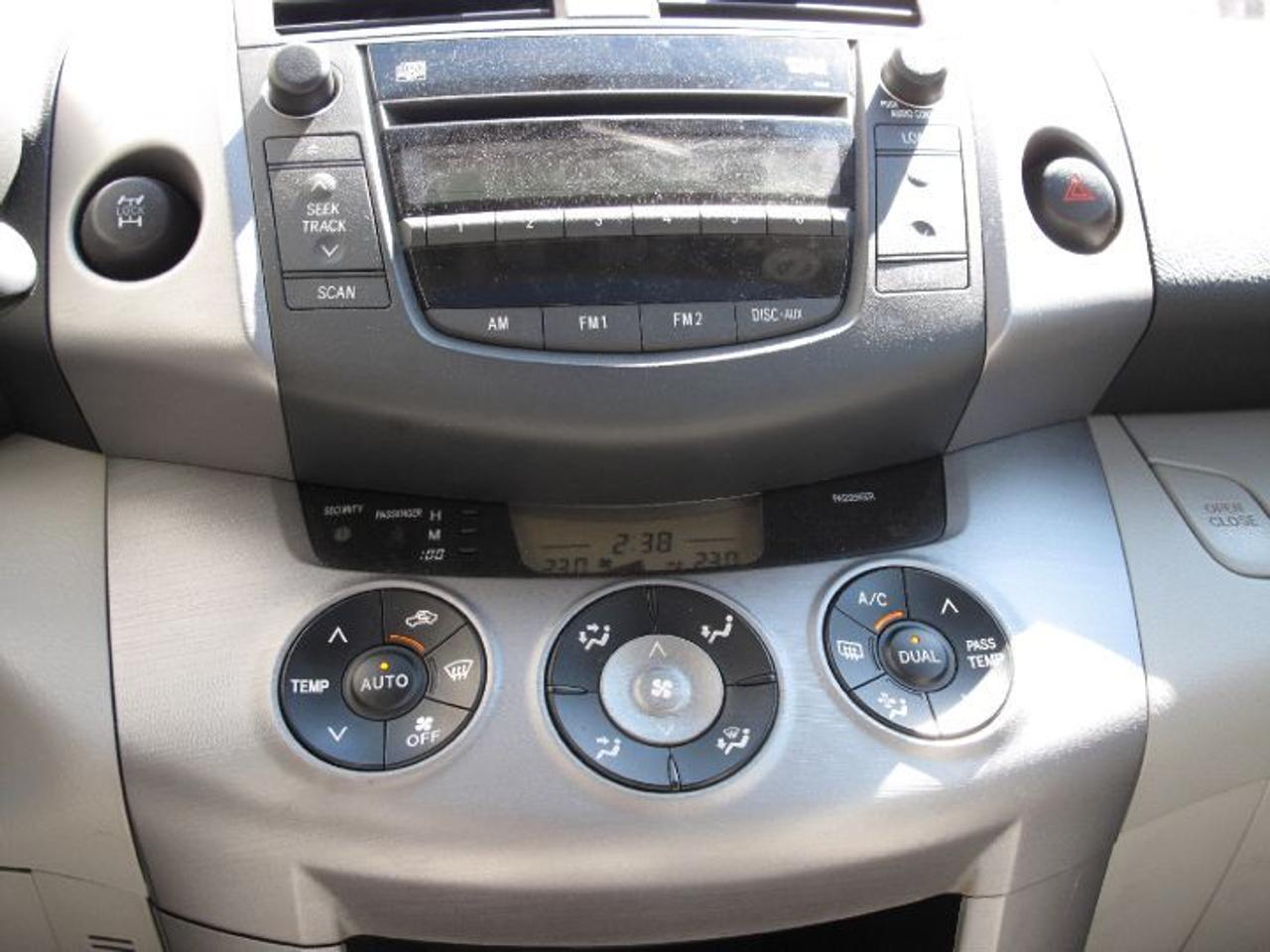 2006 Toyota RAV4 Limited 7 PASSENGER - Photo #14