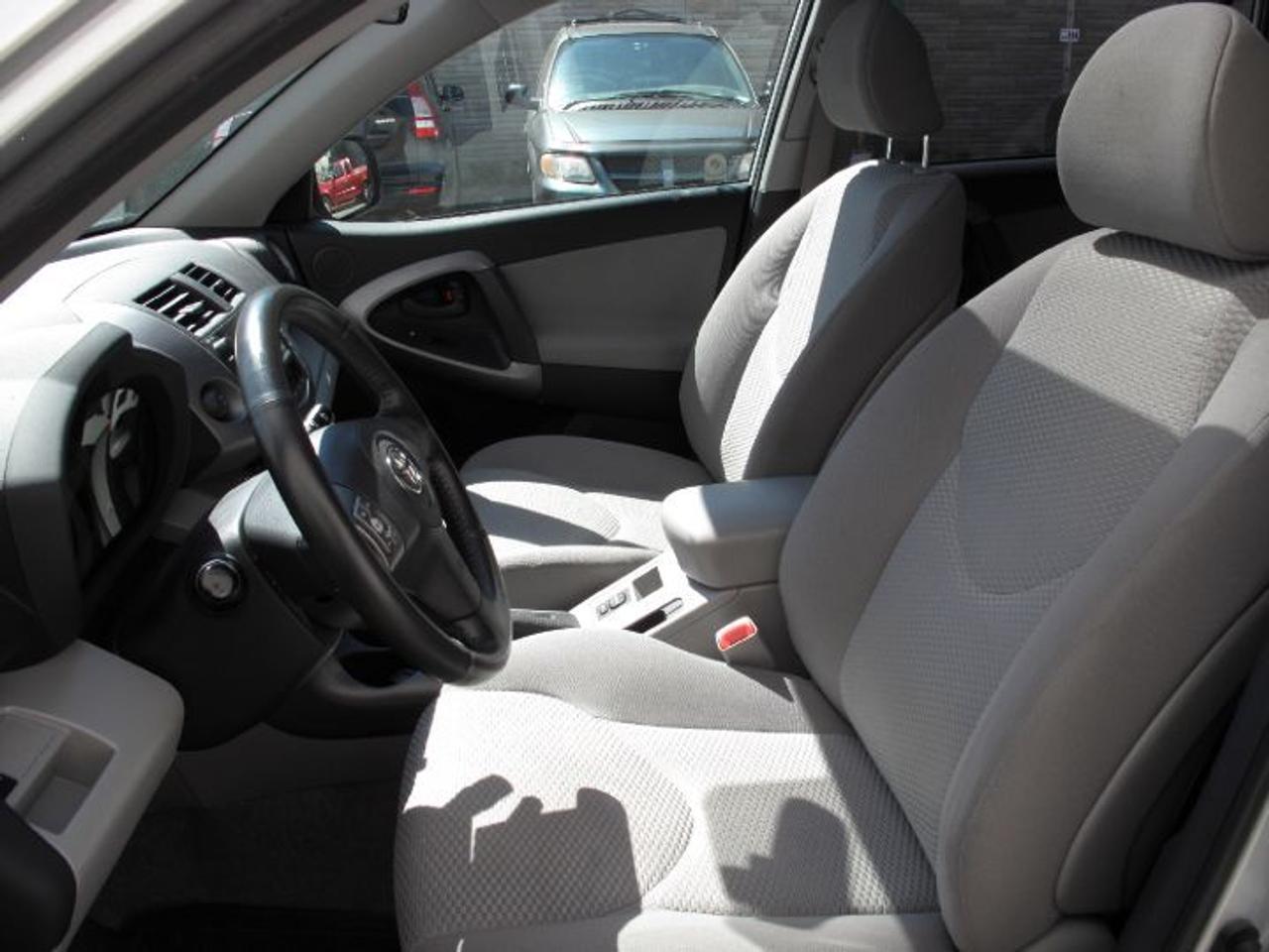 2006 Toyota RAV4 Limited 7 PASSENGER Photo