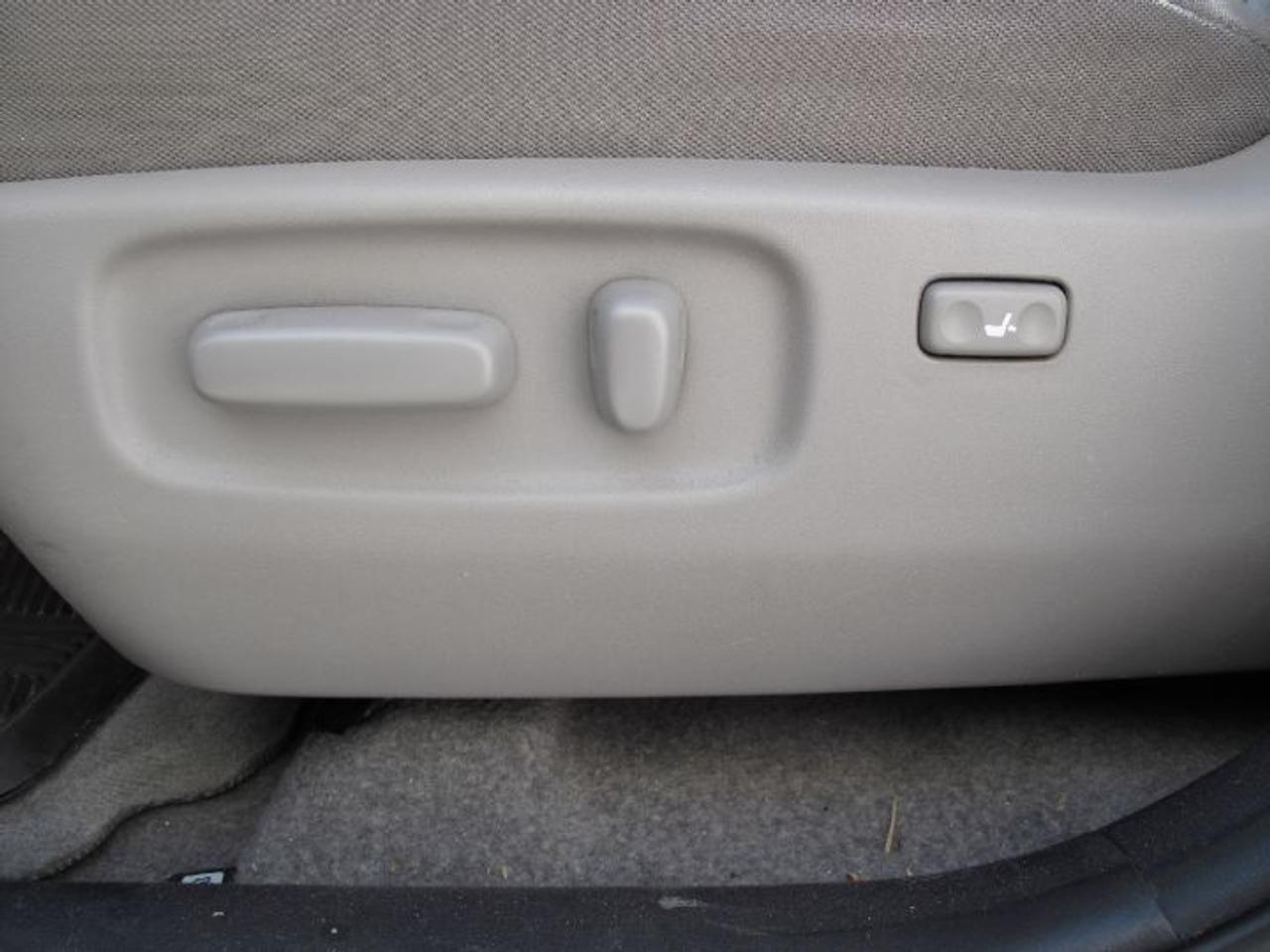 2006 Toyota RAV4 Limited 7 PASSENGER Photo