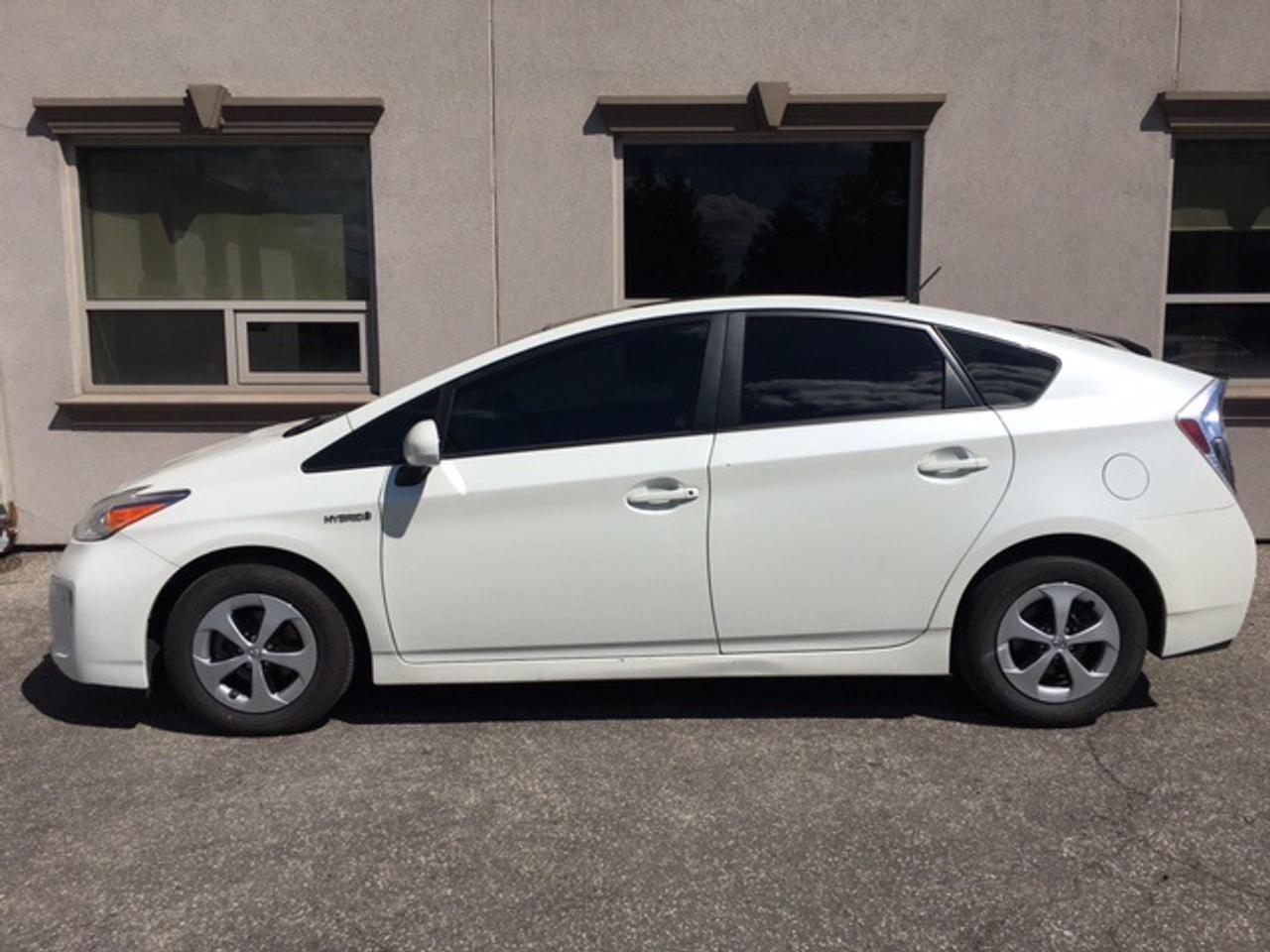 2012 Toyota Prius LOW km, Nav, Moonroof, Solar Panel Photo