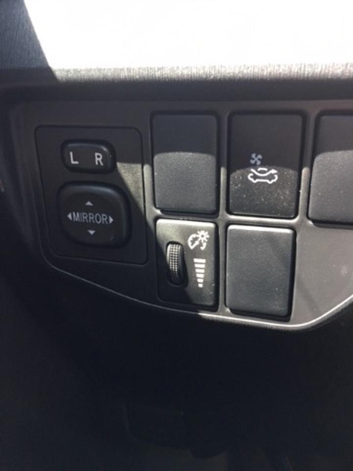 2012 Toyota Prius LOW km, Nav, Moonroof, Solar Panel - Photo #9