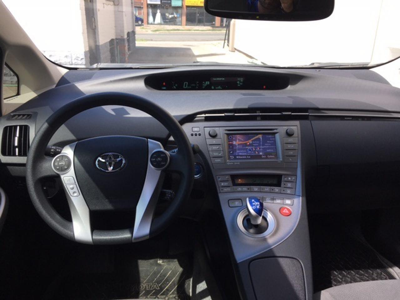 2012 Toyota Prius LOW km, Nav, Moonroof, Solar Panel Photo