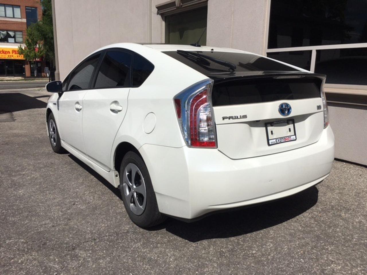 2012 Toyota Prius LOW km, Nav, Moonroof, Solar Panel - Photo #3