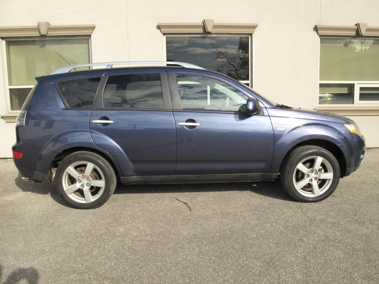 2008 Mitsubishi Outlander XLS - 7 Passenger with NAV