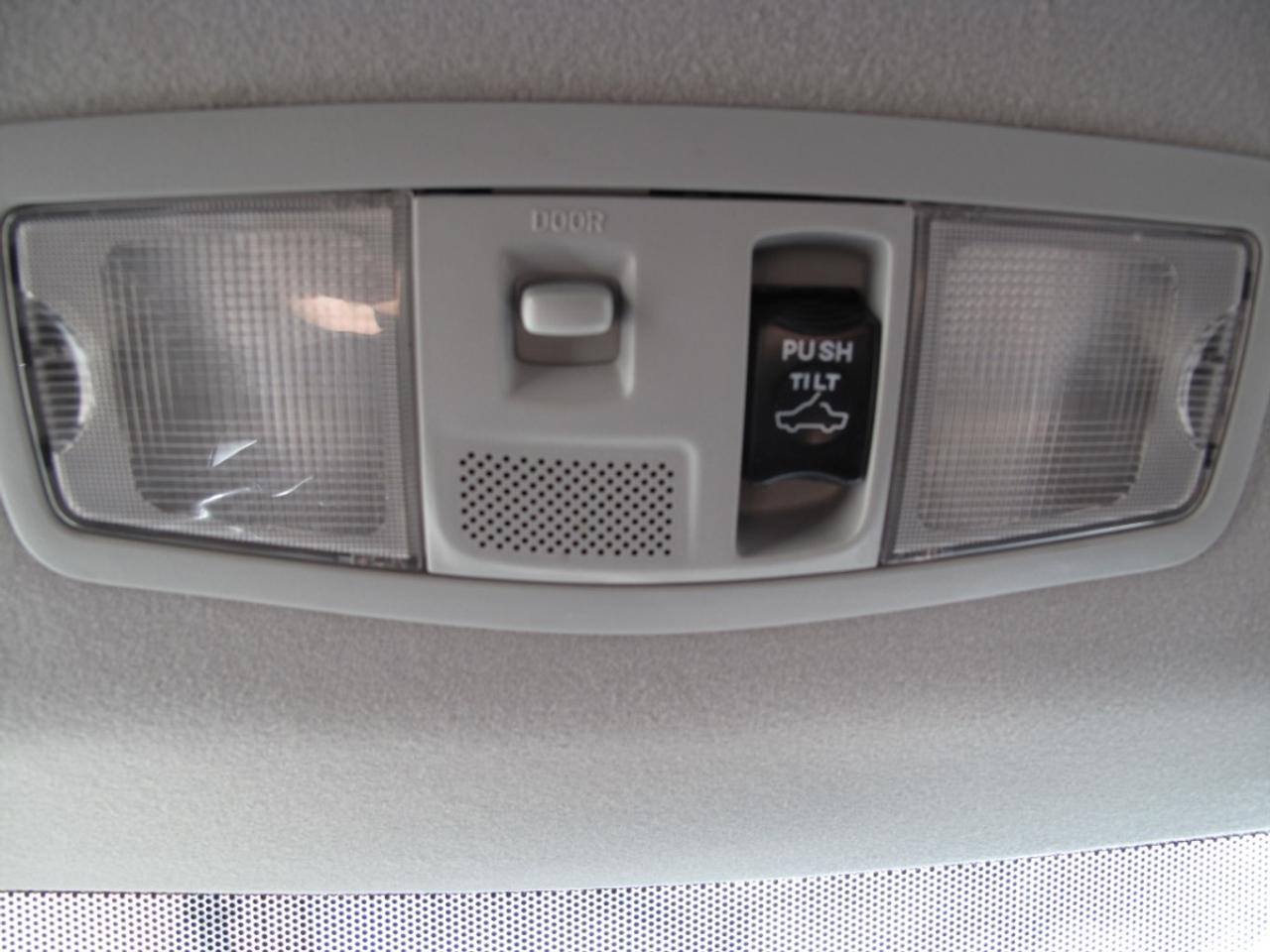2008 Mitsubishi Outlander XLS - 7 Passenger with NAV Photo