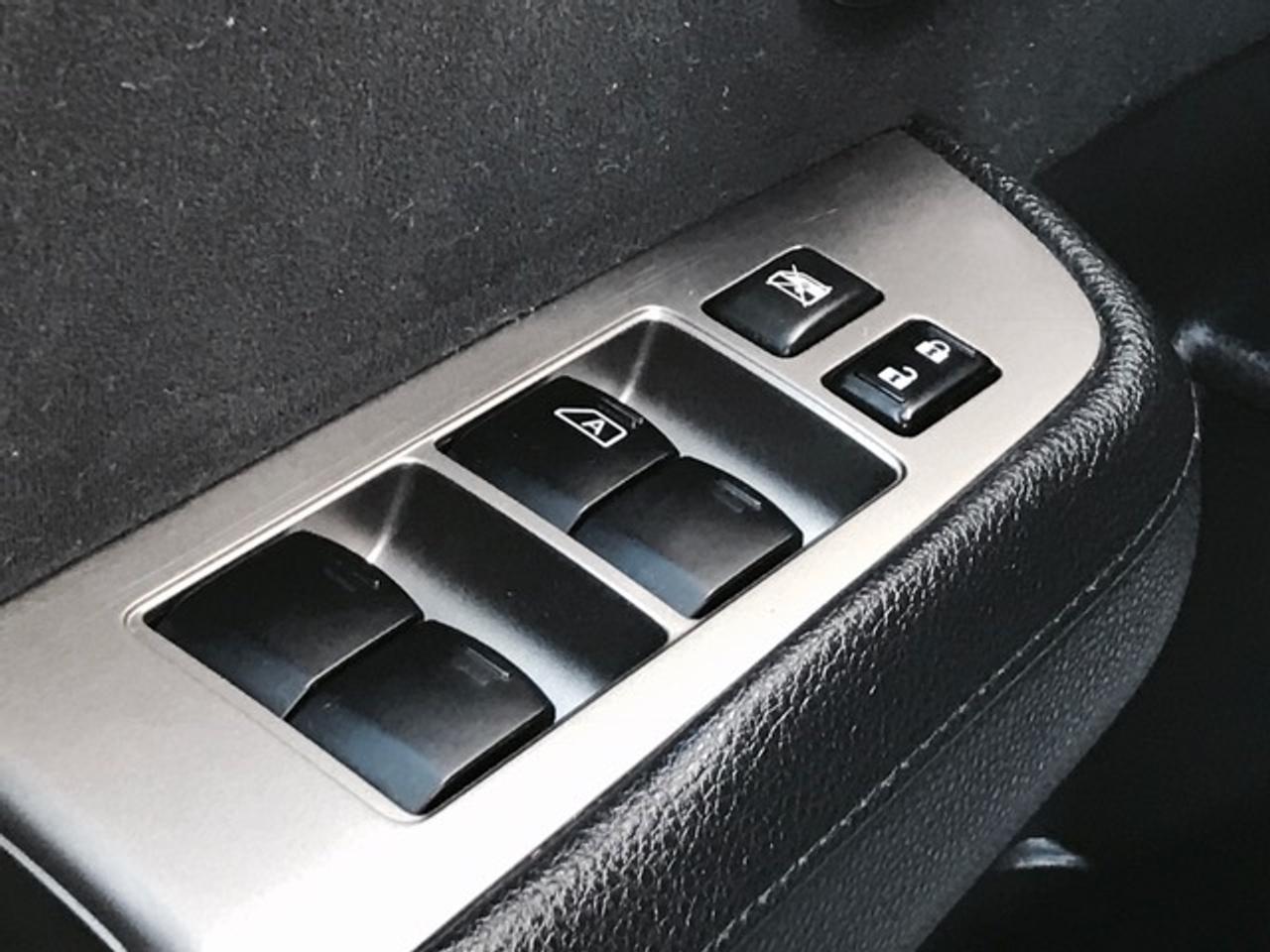 2010 Nissan Versa HATCHBACK 1.8S • Auto Photo