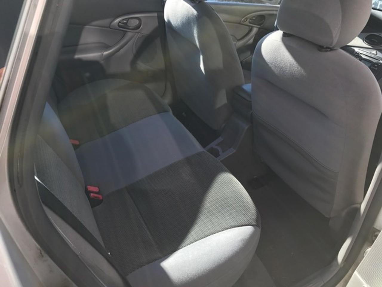 2004 Ford Focus SE - Photo #9