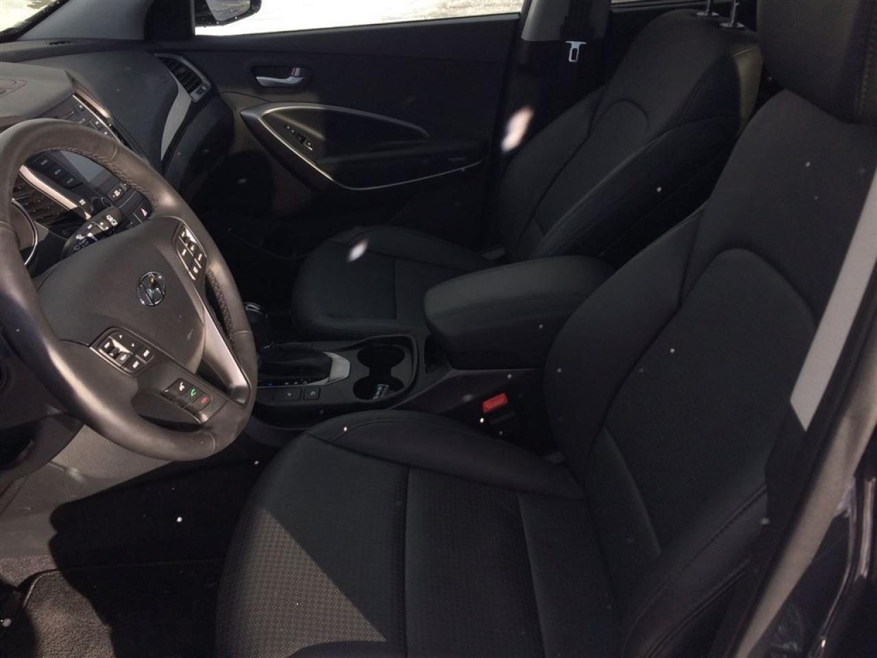 2016 Hyundai Santa Fe Turbo, Leather, Pan Roof!!! Photo