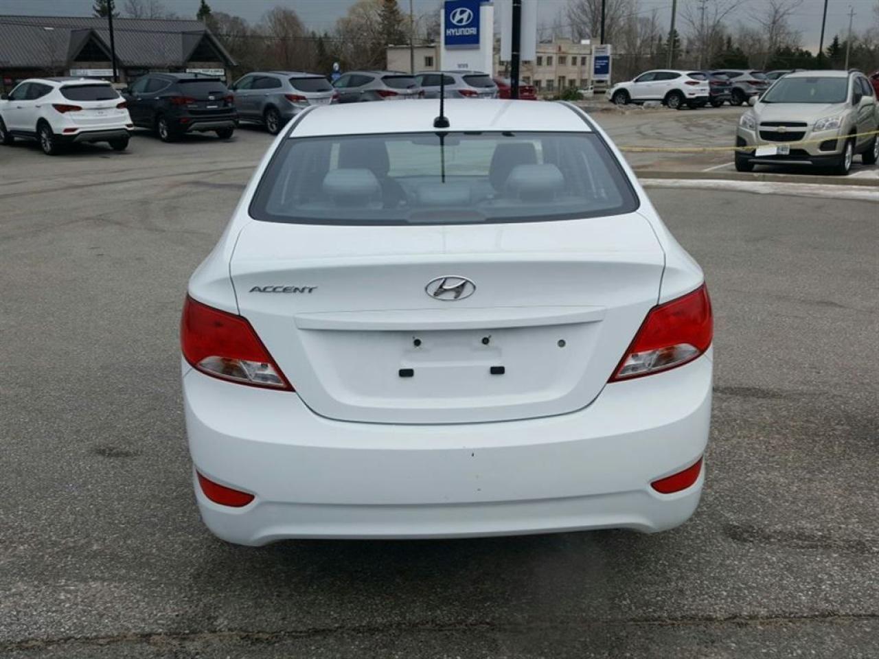 2016 Hyundai Accent GL Auto Photo3