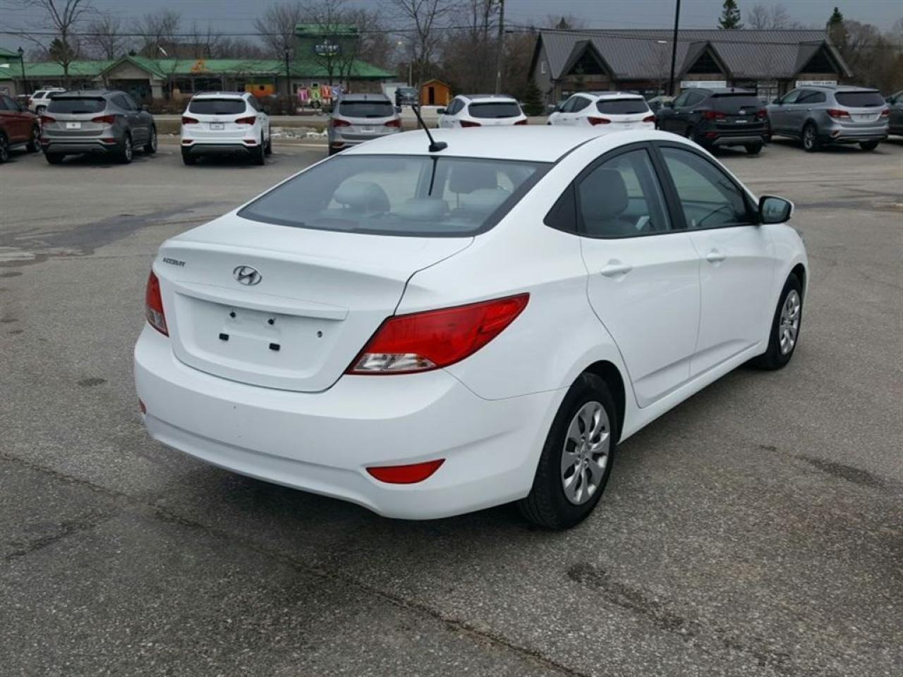 2016 Hyundai Accent GL Auto Photo4