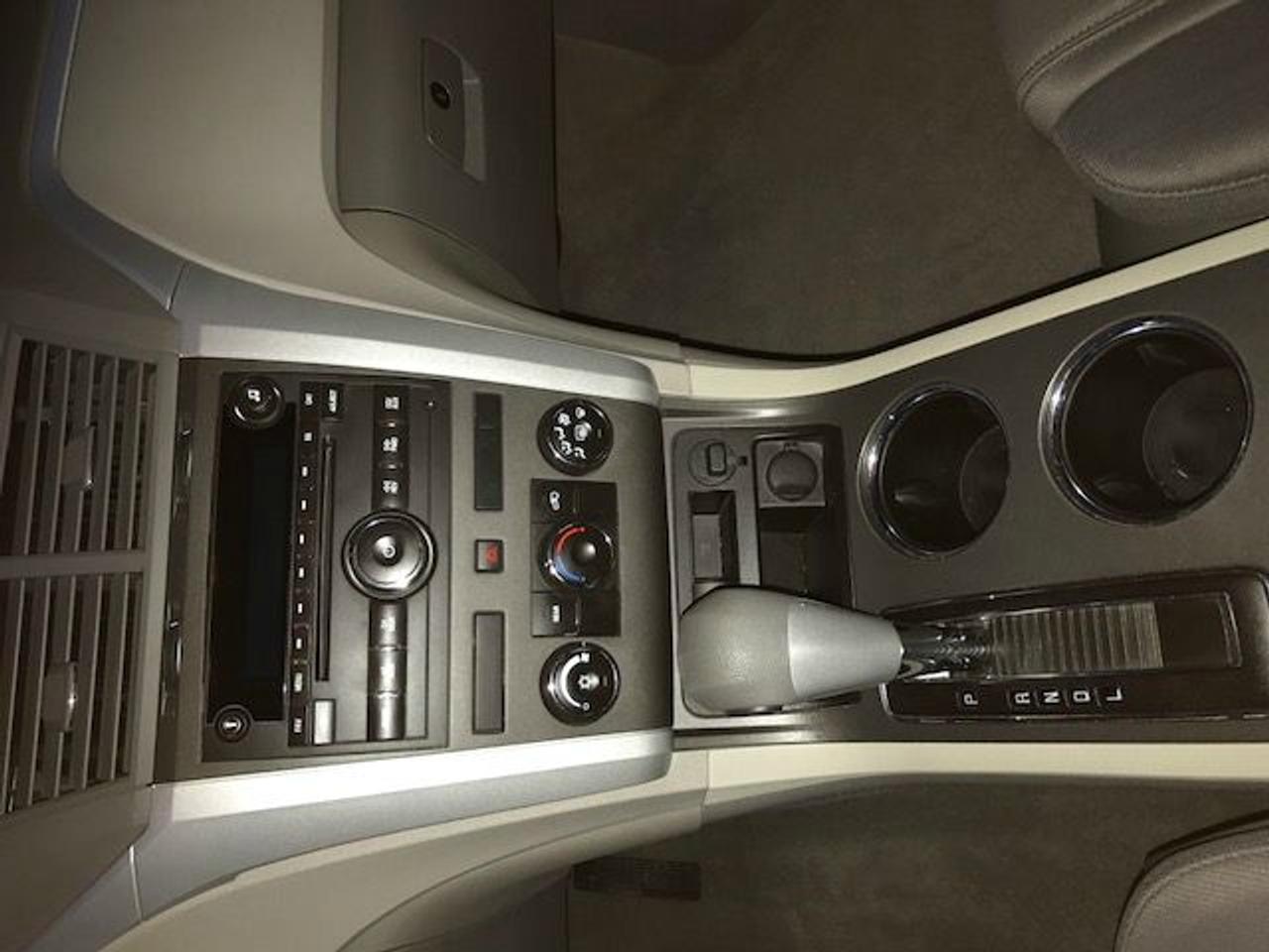 2010 Chevrolet Traverse 8 Passenger Family Hauler! Photo