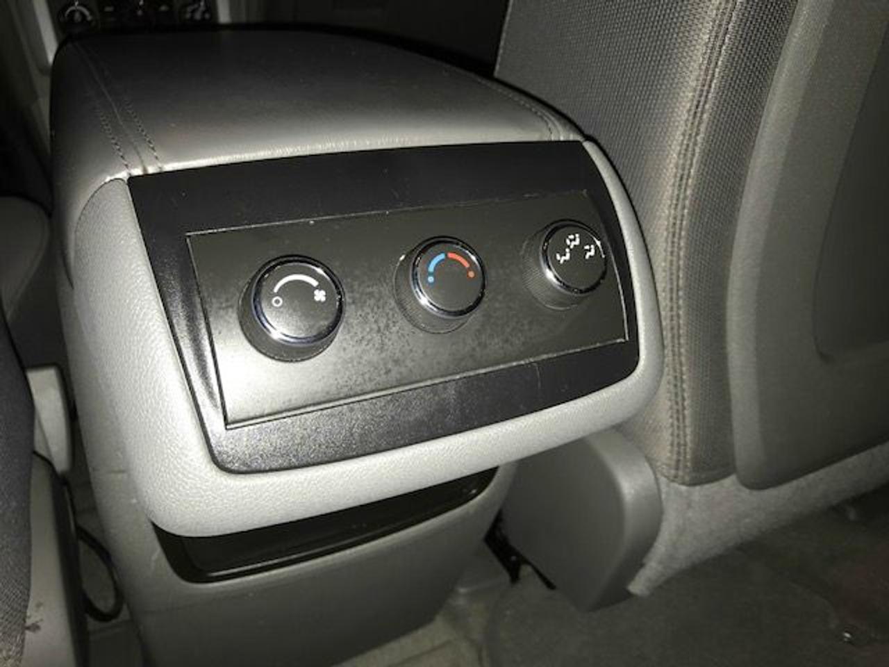 2010 Chevrolet Traverse 8 Passenger Family Hauler! Photo