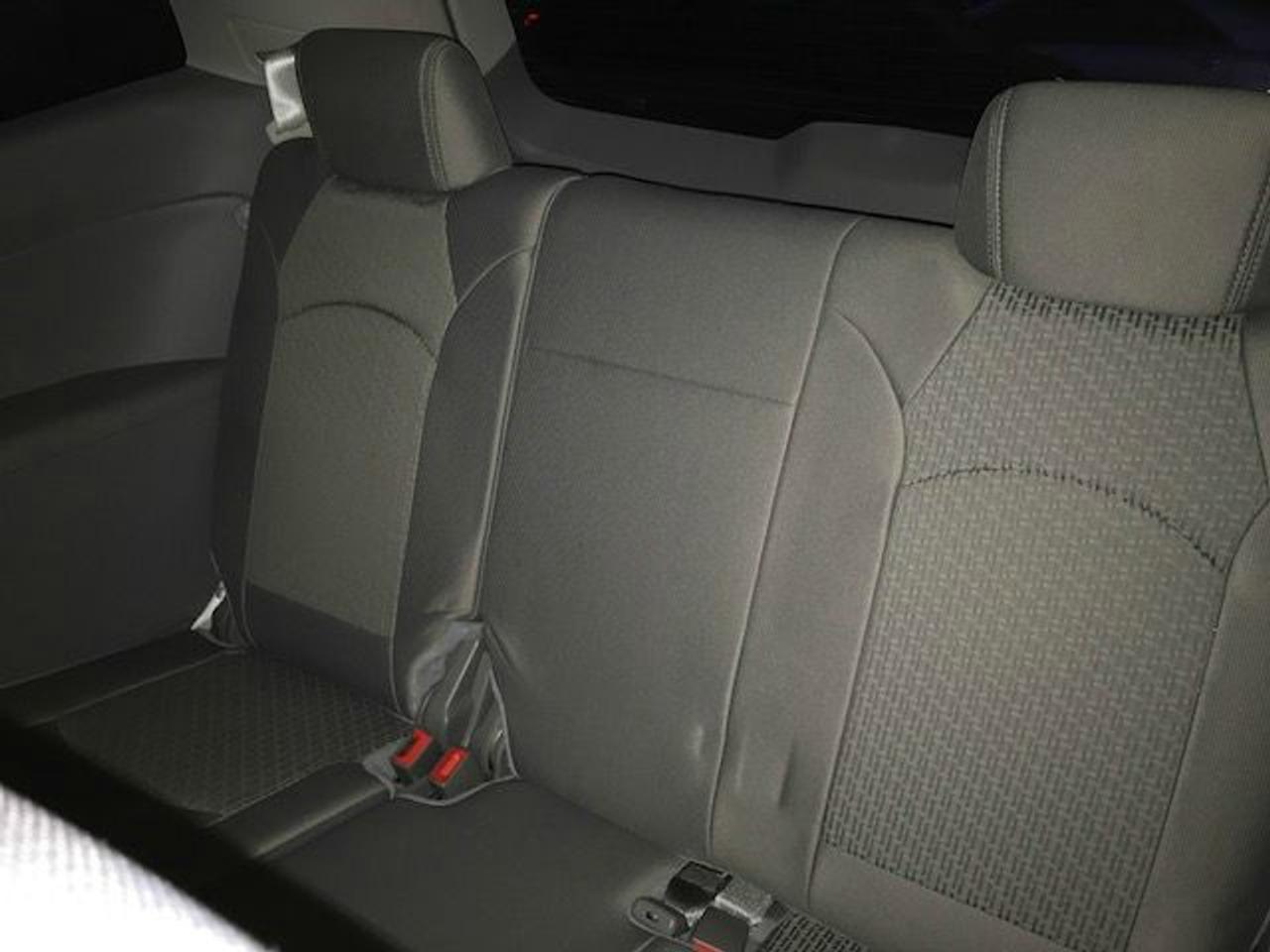 2010 Chevrolet Traverse 8 Passenger Family Hauler! Photo