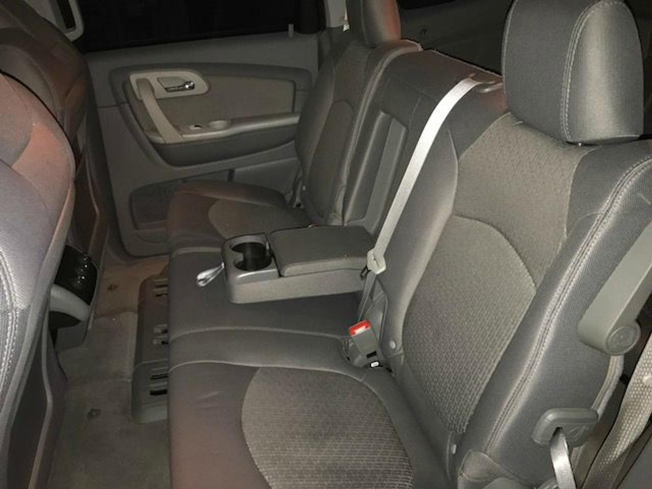 2010 Chevrolet Traverse 8 Passenger Family Hauler! Photo