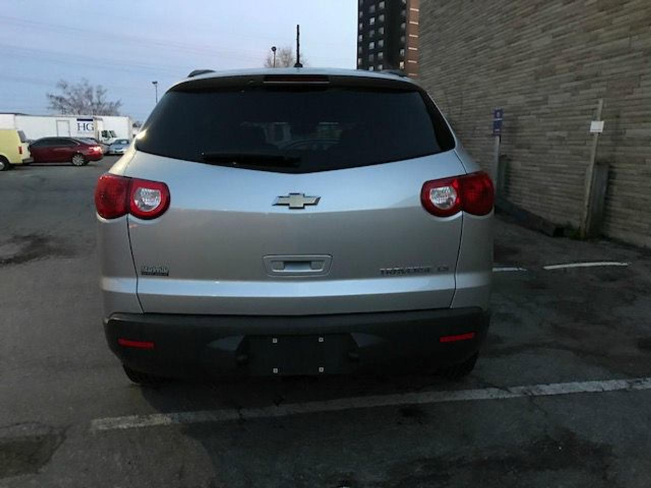 2010 Chevrolet Traverse 8 Passenger Family Hauler! - Photo #5
