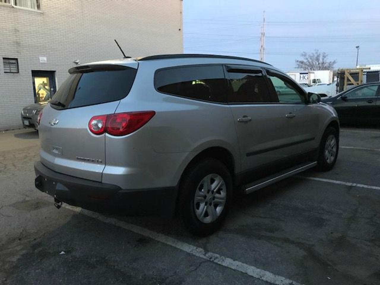 2010 Chevrolet Traverse 8 Passenger Family Hauler! Photo