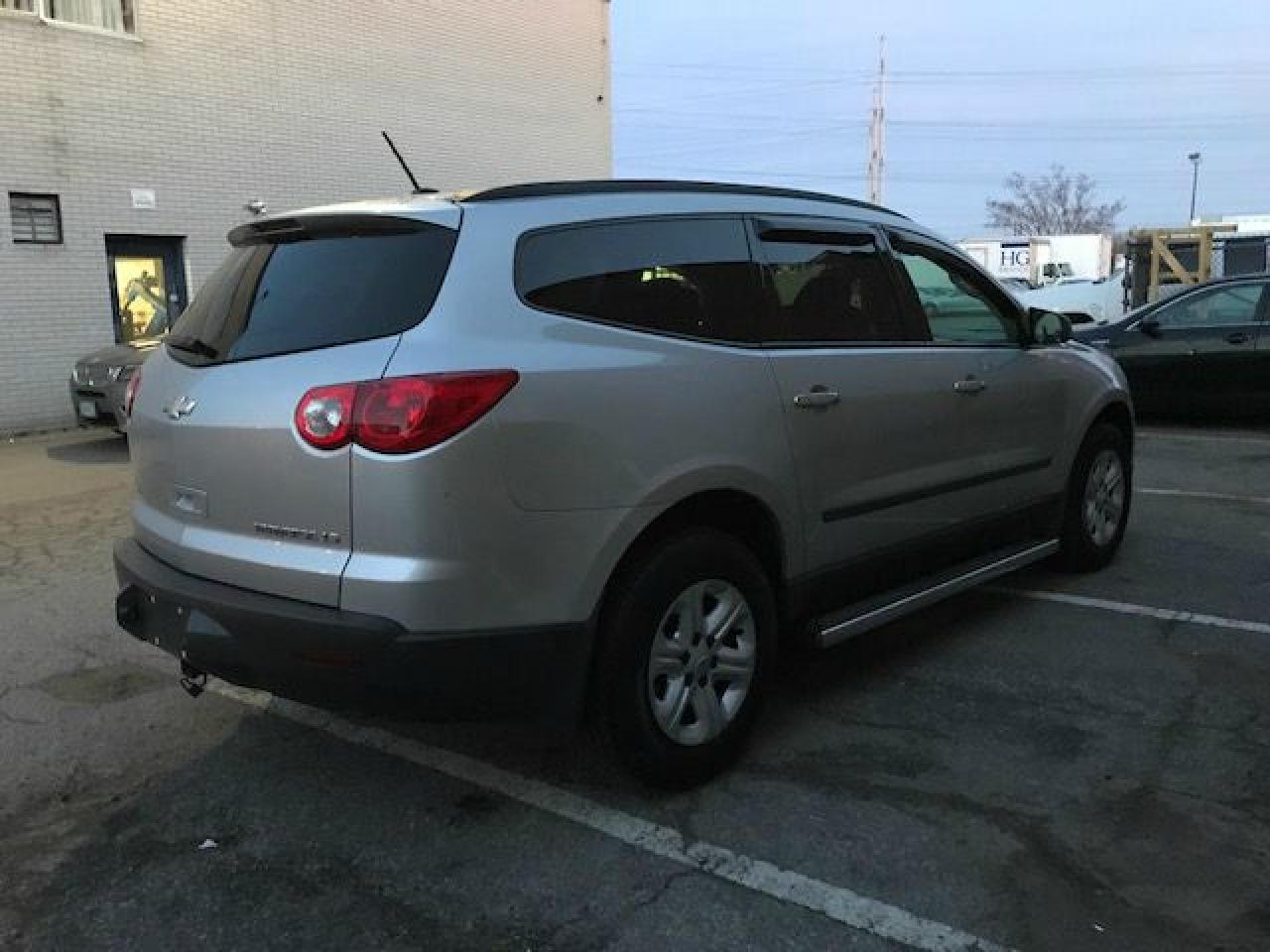 2010 Chevrolet Traverse 8 Passenger Family Hauler! Photo2