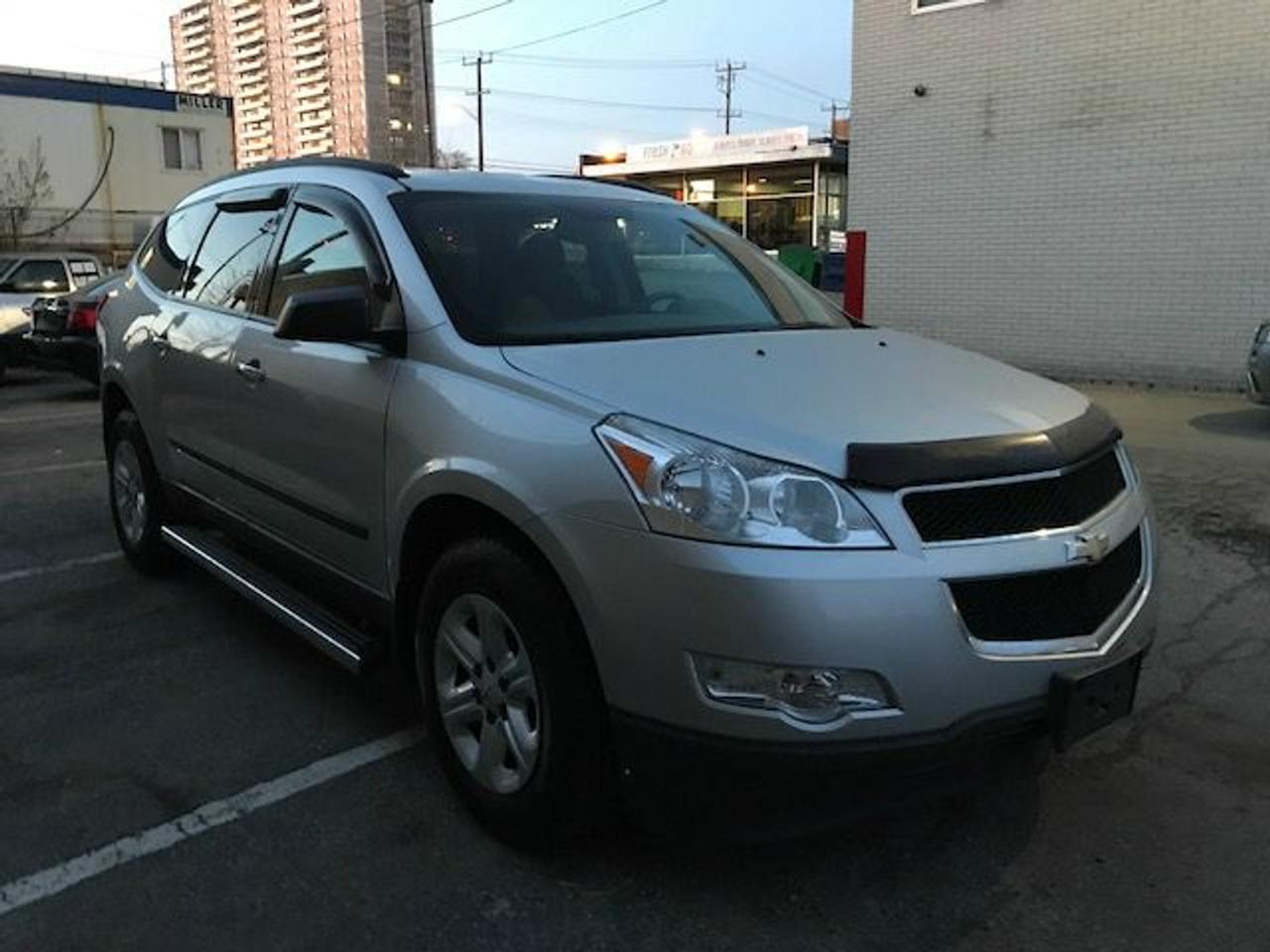 2010 Chevrolet Traverse 8 Passenger Family Hauler! Photo