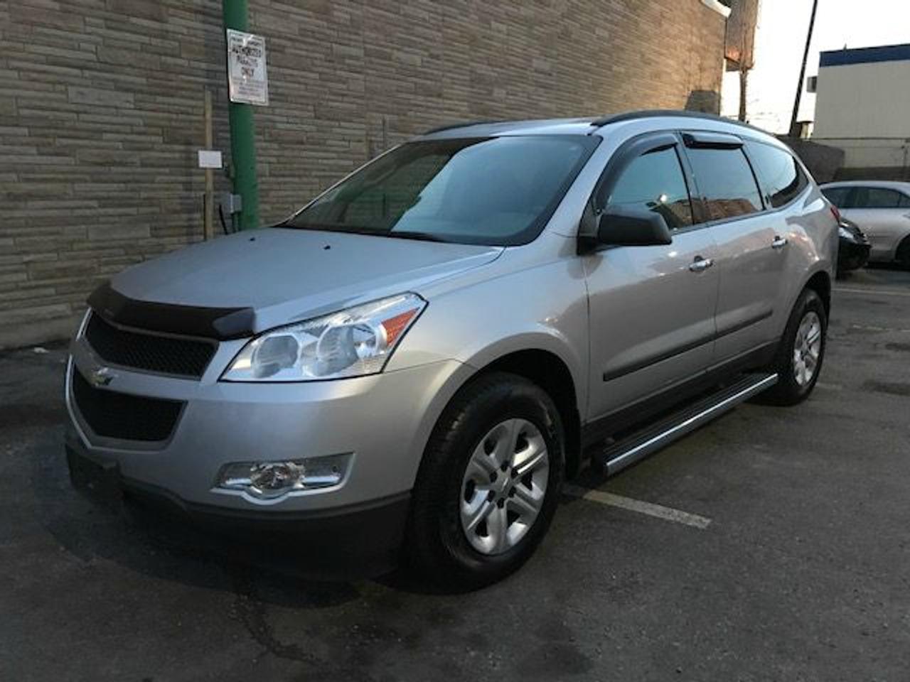 2010 Chevrolet Traverse 8 Passenger Family Hauler! - Photo #4