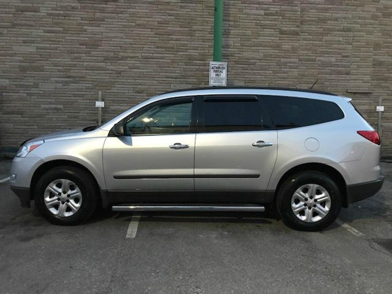 2010 Chevrolet Traverse 8 Passenger Family Hauler! Photo