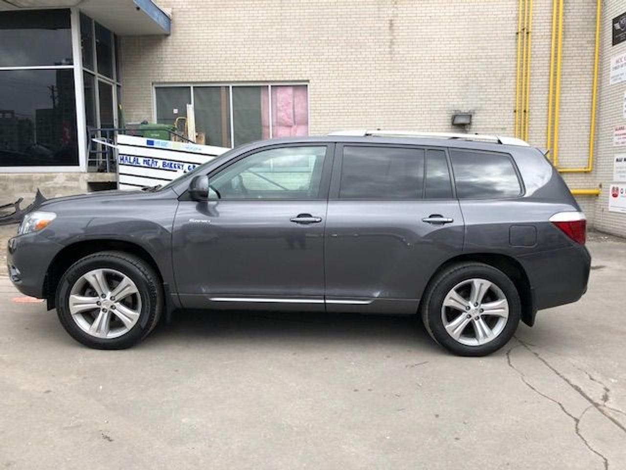 2010 Toyota Highlander Sport, Leather, Sunroof, Low Mileage! Photo