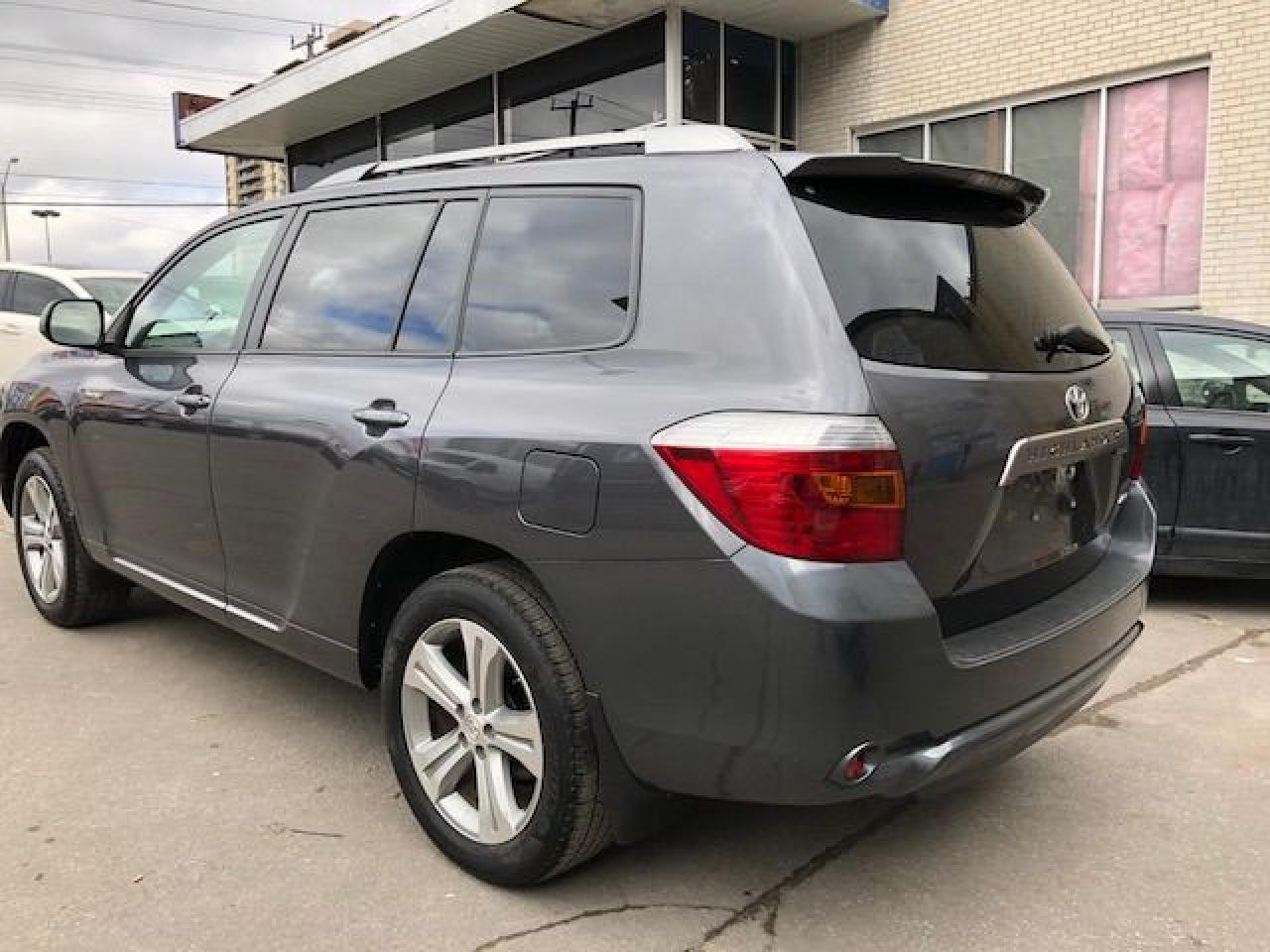 2010 Toyota Highlander Sport, Leather, Sunroof, Low Mileage! - Photo #2
