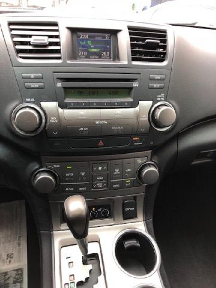 2010 Toyota Highlander Sport, Leather, Sunroof, Low Mileage! - Photo #7