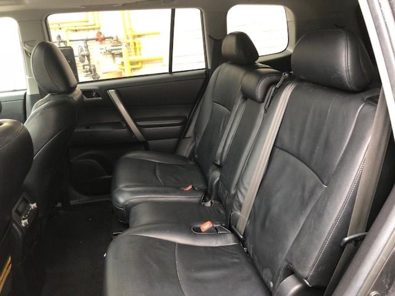 2010 Toyota Highlander Sport, Leather, Sunroof, Low Mileage! - Photo #11