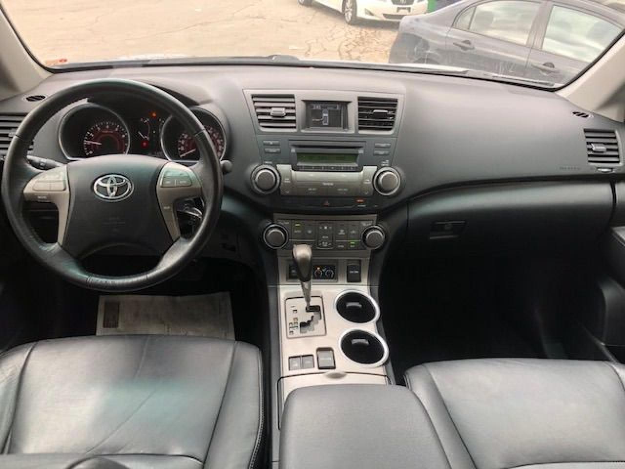 2010 Toyota Highlander Sport, Leather, Sunroof, Low Mileage! - Photo #12