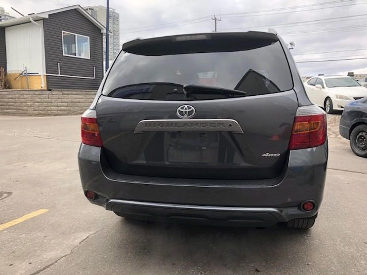 2010 Toyota Highlander Sport, Leather, Sunroof, Low Mileage! - Photo #16