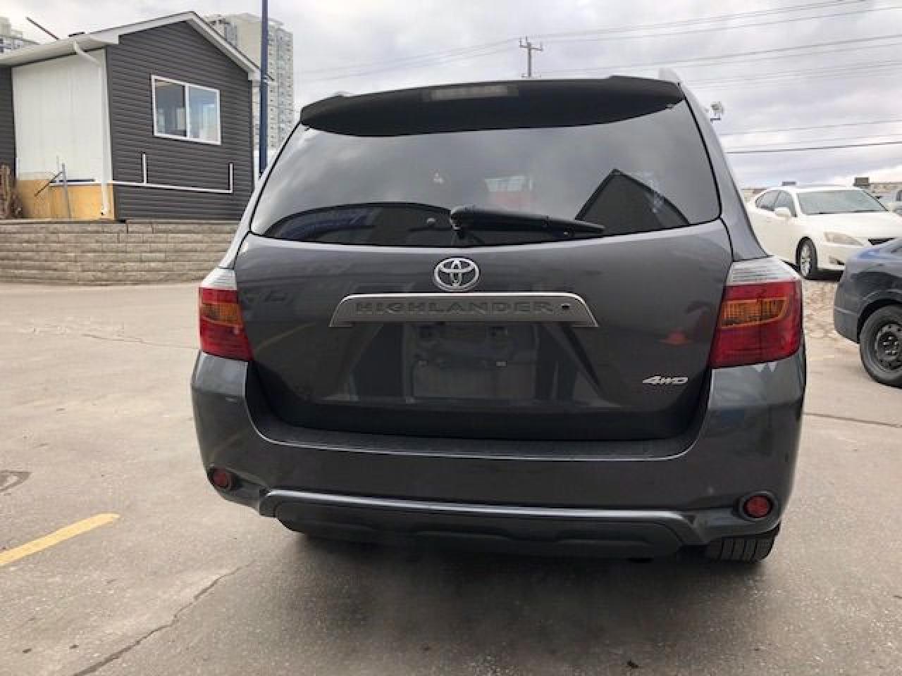 2010 Toyota Highlander Sport, Leather, Sunroof, Low Mileage! - Photo #16