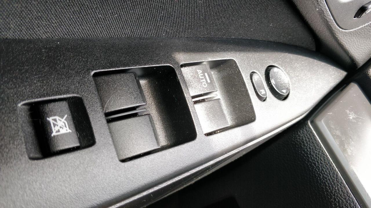 2010 Mazda MAZDA3 GX • No Accidents! Auto! Photo